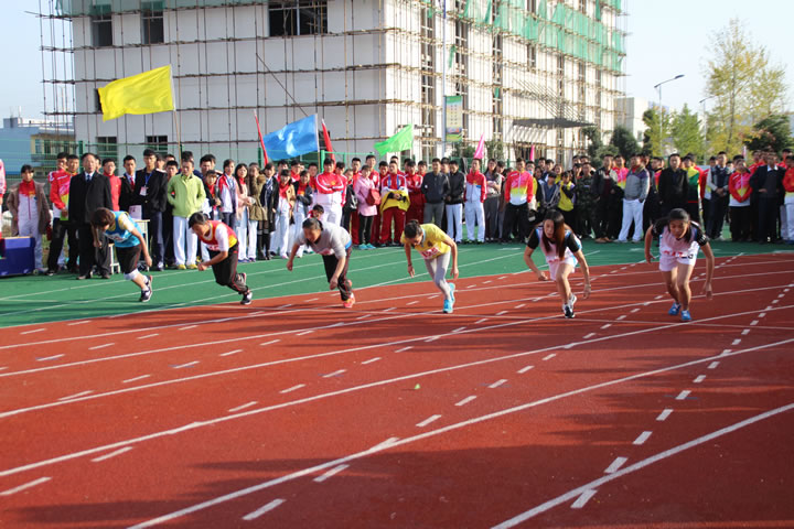 田径运动会之女子100米预赛