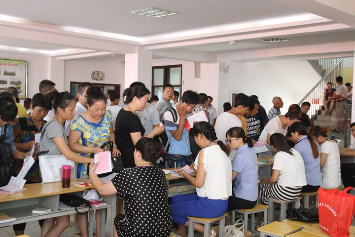 渭南市轨道交通运输高级技工学校2016新生入学报到8