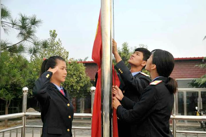 勿忘国耻 圆梦中华——渭南轨道交通运输学校举行升旗仪式