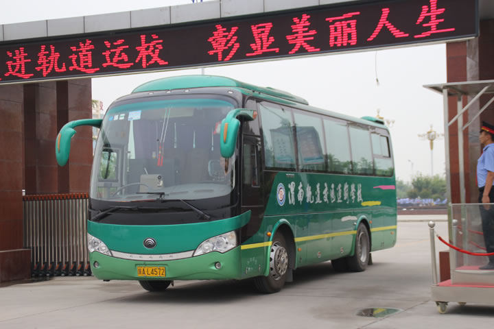 学校大巴车
